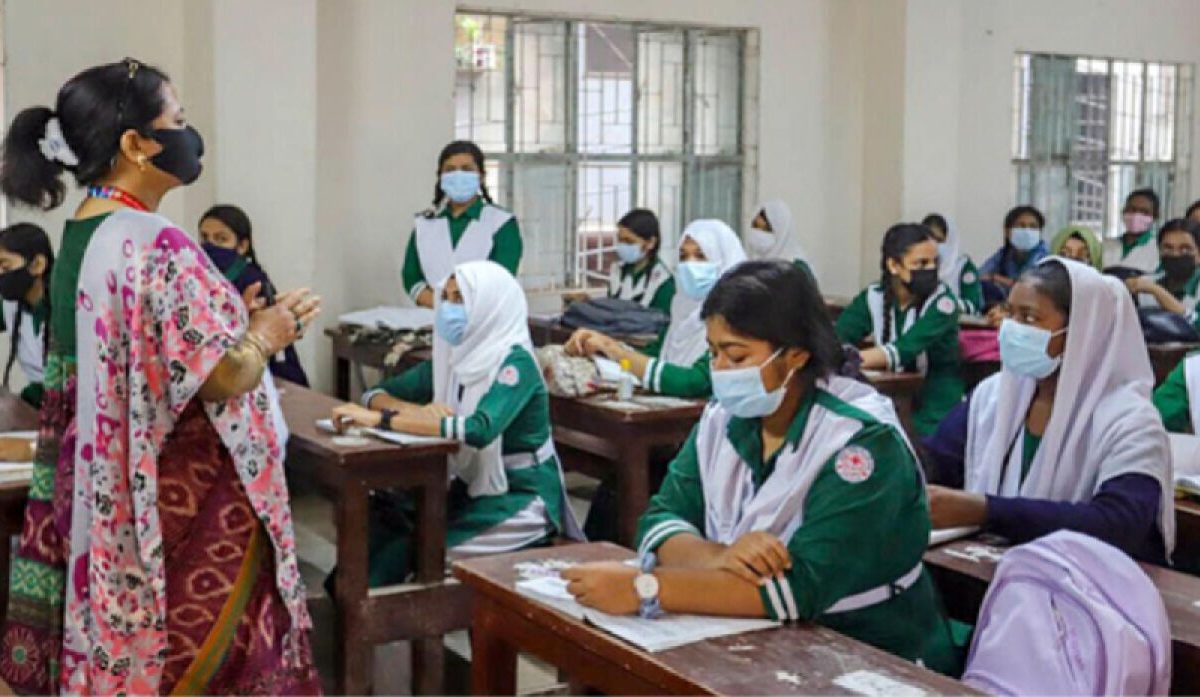 ক্লাসে পাঠদান করাচ্ছেন শিক্ষক © সংগৃহীত